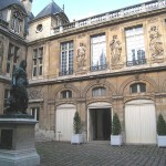 It is situated in the Marais district.