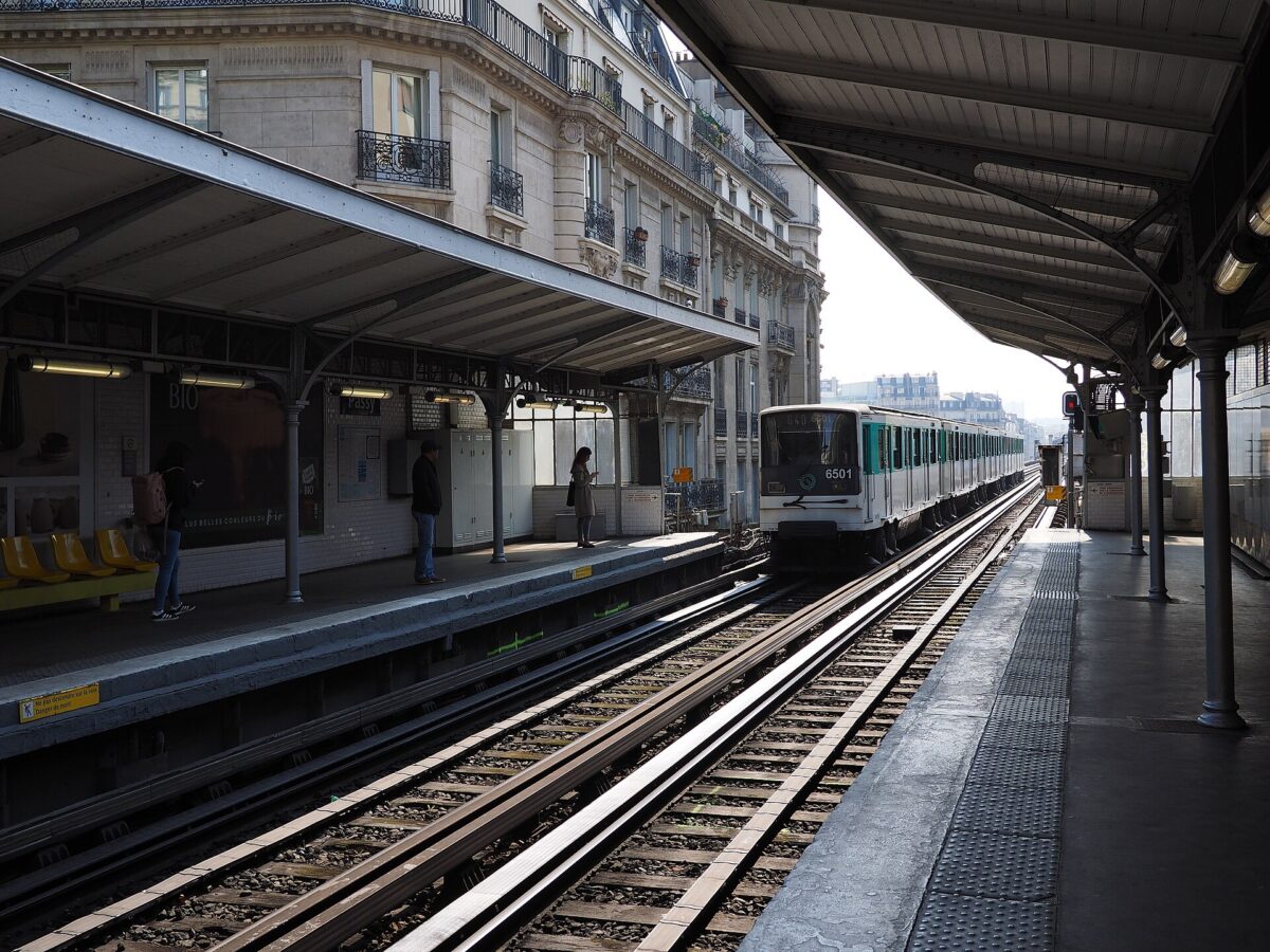 A Paris metro train arriving at the elevated Passy station on Line 6